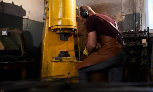 Rukovoditelj hidrauličnom prešom